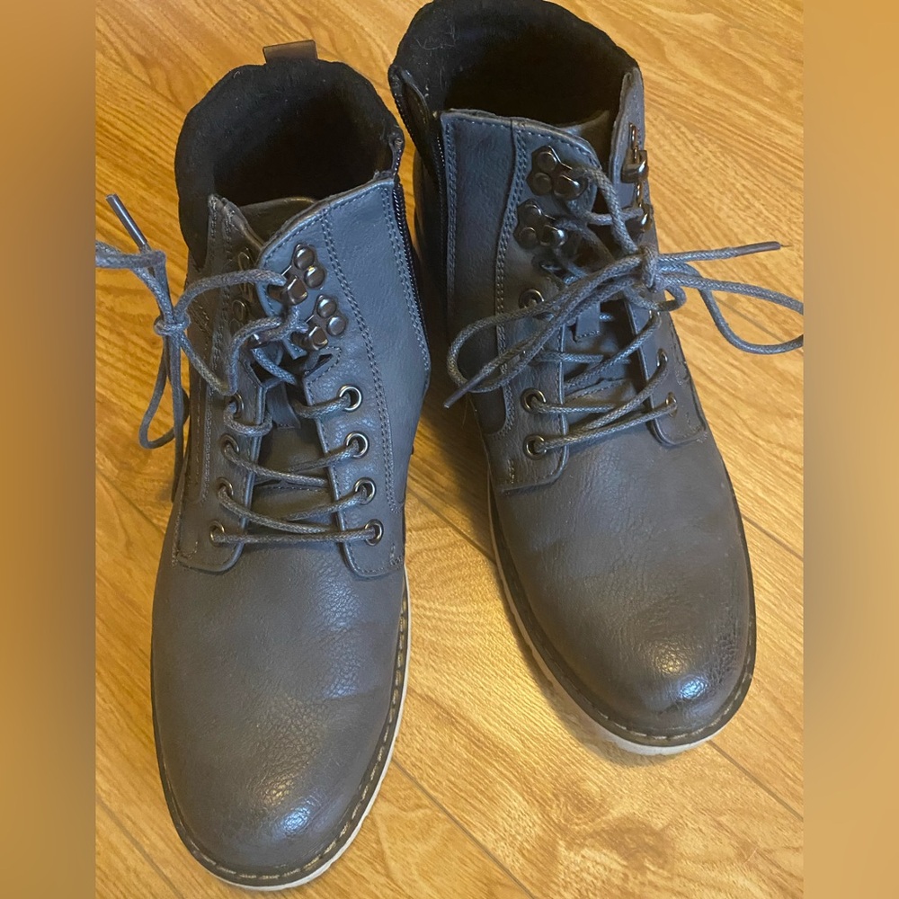 Men’s Winter boots like new condition size 8